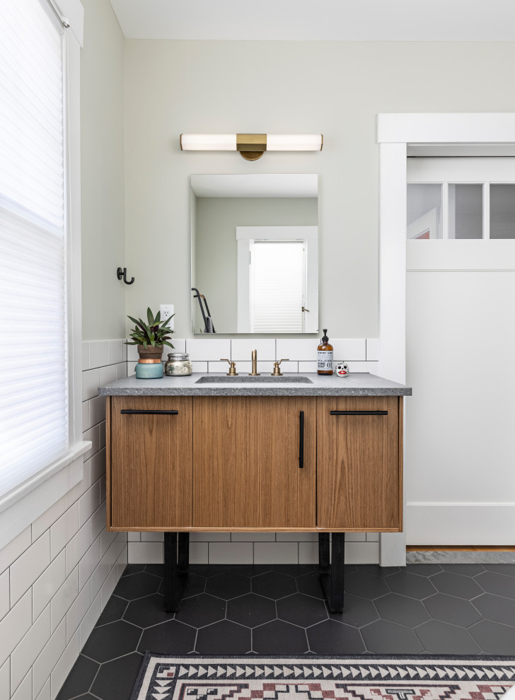 Stilmix Badezimmer En Suite mit grauen Schränken, freistehender Badewanne und Doppelwaschbecken in Detroit