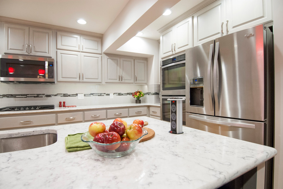 Inspiration for a transitional kitchen remodel in Columbus