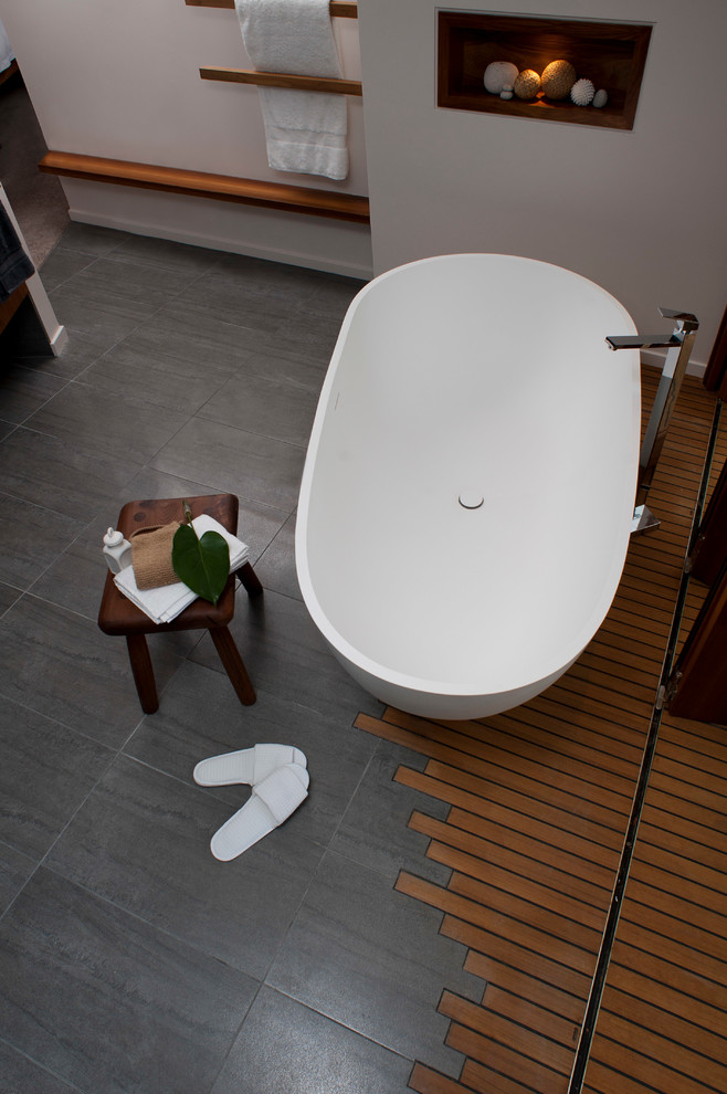 Источник вдохновения для домашнего уюта: главная ванная комната среднего размера в современном стиле с отдельно стоящей ванной, серой плиткой и бежевыми стенами