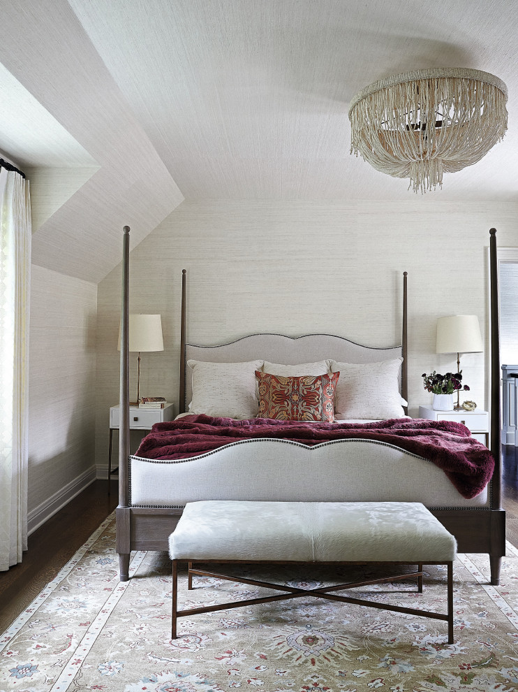 Klassisches Hauptschlafzimmer ohne Kamin mit beiger Wandfarbe, dunklem Holzboden, braunem Boden und Tapetenwänden in Denver
