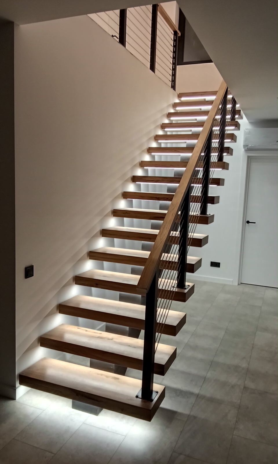 Лестница в стиле LOFT центральной балке