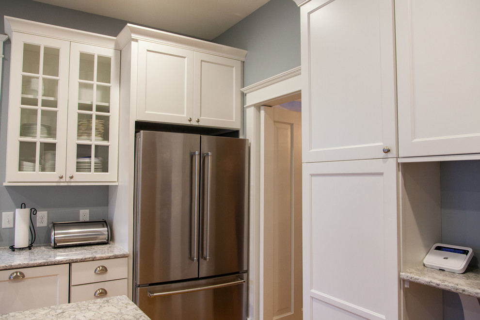 Kitchen - transitional kitchen idea