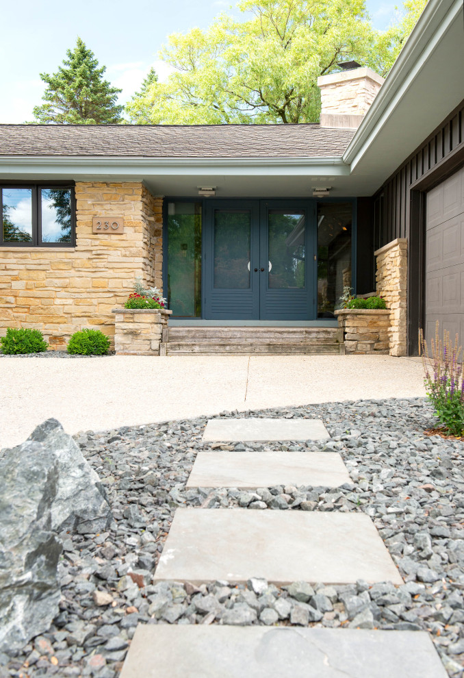 Ispirazione per un portico minimalista di medie dimensioni e davanti casa con pavimentazioni in pietra naturale