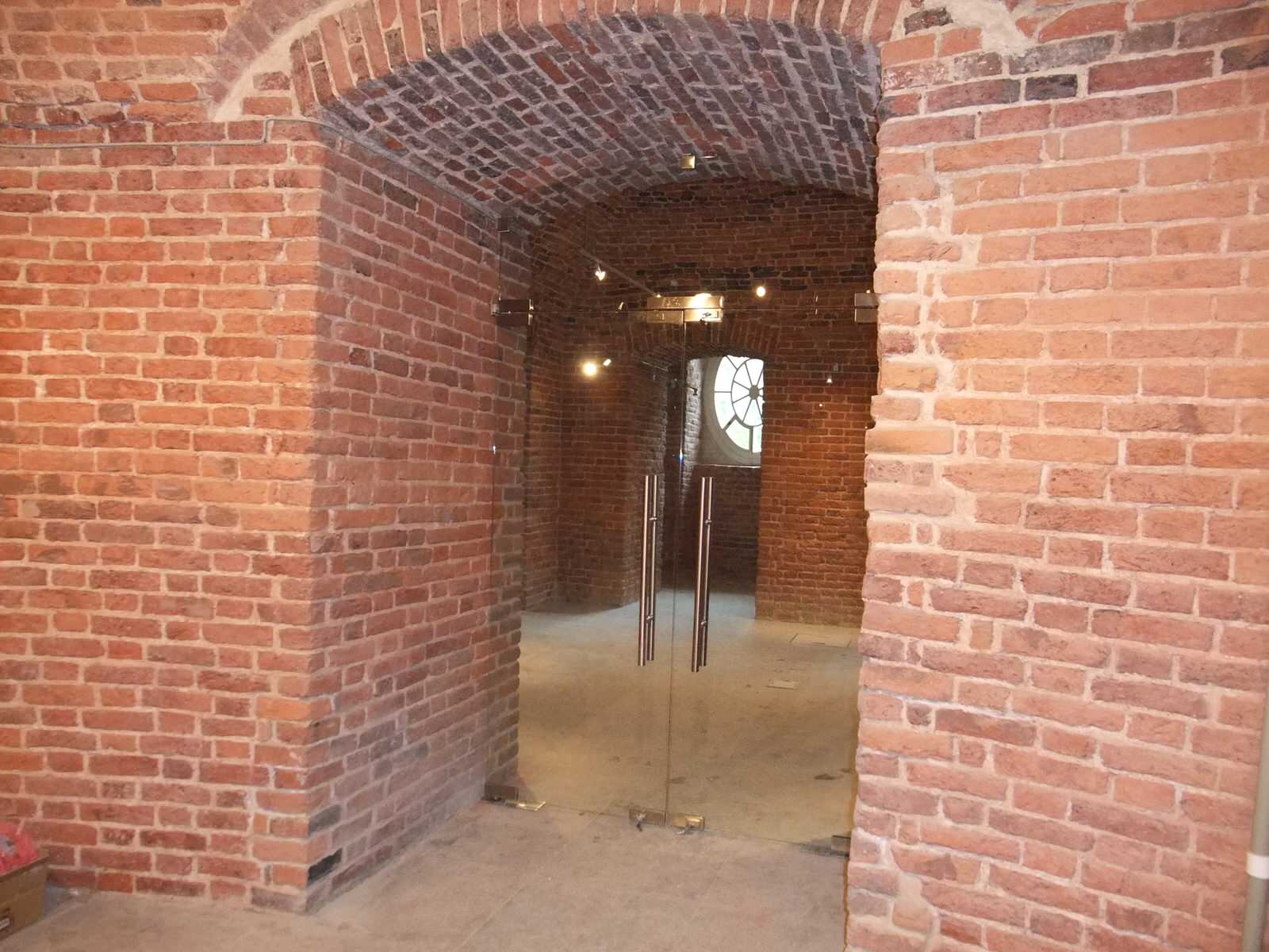 Цельностеклянные  двери