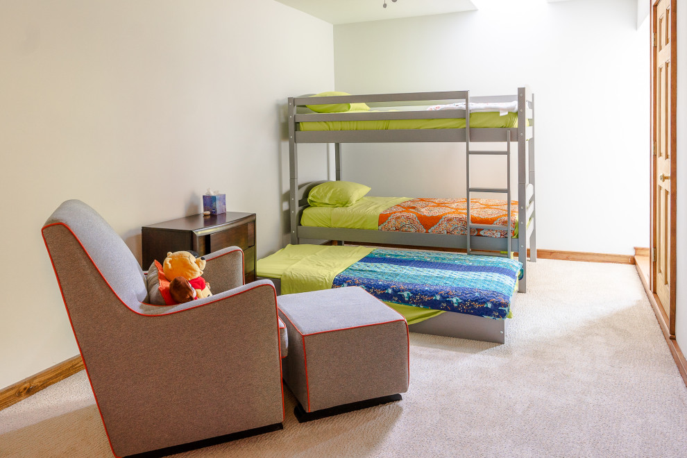 Esempio di una cameretta per bambini da 4 a 10 anni minimalista di medie dimensioni con pareti beige, moquette e pavimento beige