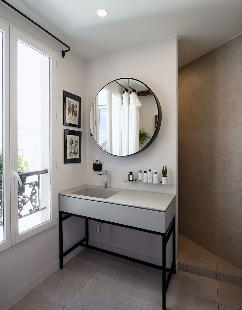 Design ideas for a mid-sized contemporary master bathroom in Paris with flat-panel cabinets, grey cabinets, gray tile, grey walls, an integrated sink, grey floor and grey benchtops.