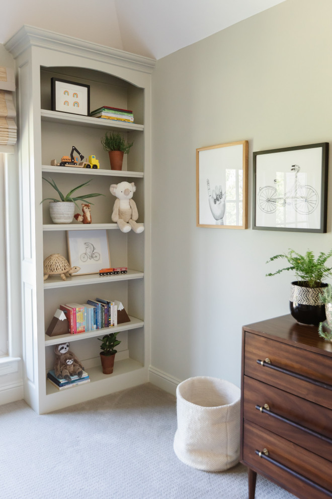 Foto de habitación de bebé niño abovedada minimalista de tamaño medio con paredes verdes, moqueta y suelo gris