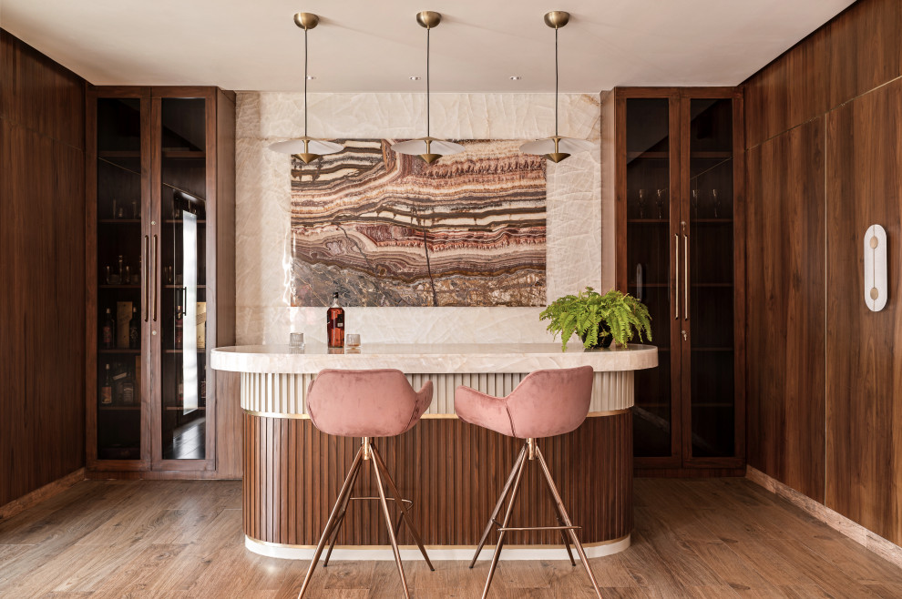 Foto de bar en casa de galera contemporáneo con salpicadero beige, suelo de madera en tonos medios, suelo marrón y encimeras beige