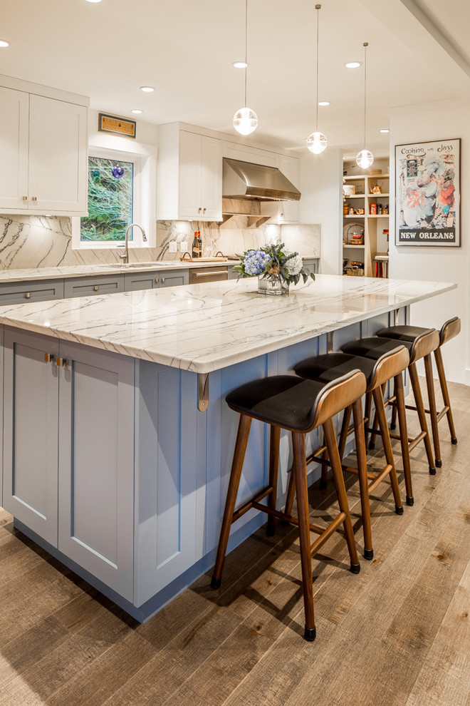 Transitional home design photo in Vancouver