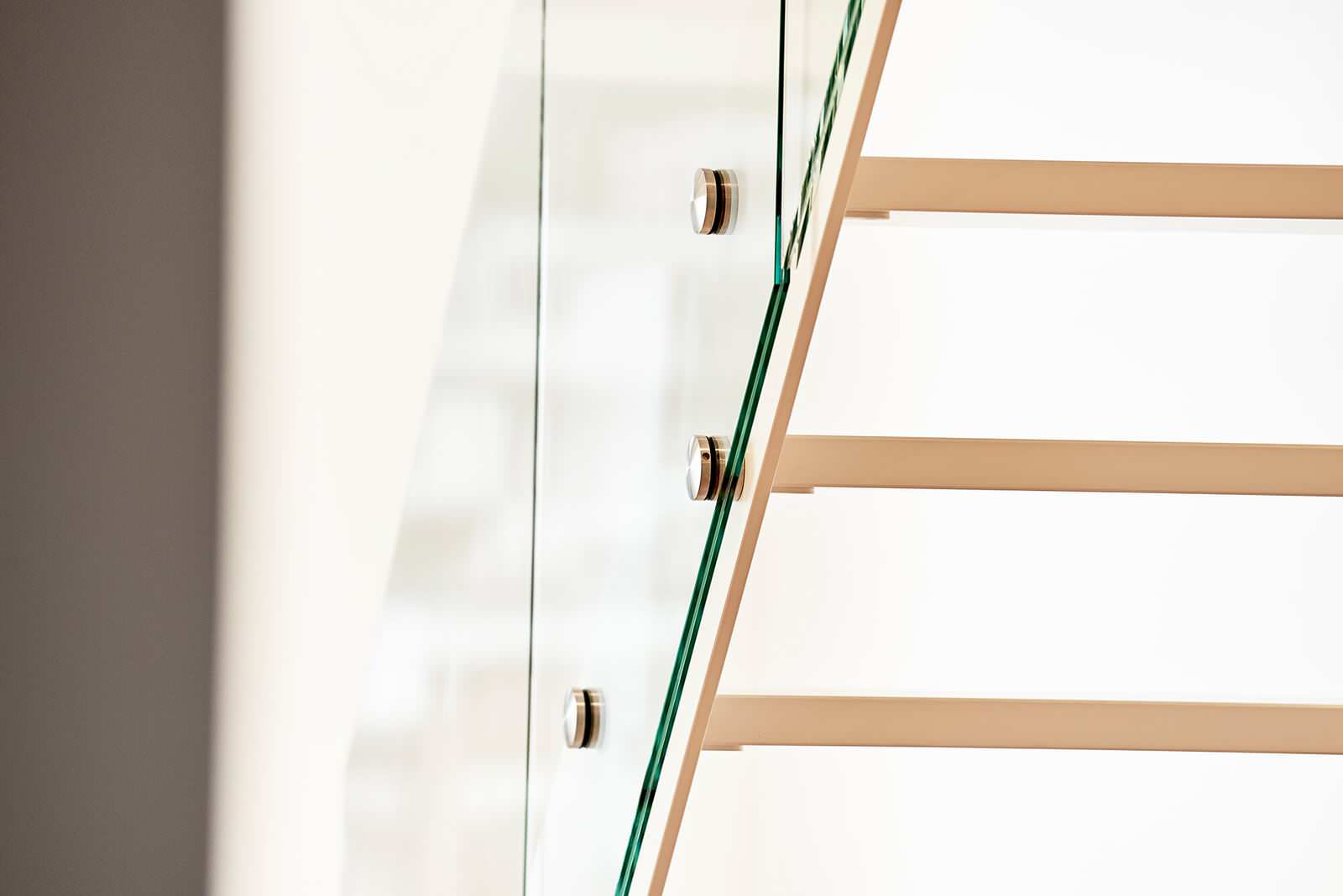 Лестница на тетиве со стеклянным ограждением