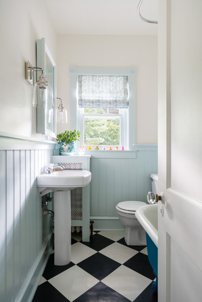 Inredning av ett modernt litet badrum med dusch, med ett badkar med tassar, en dusch/badkar-kombination, en toalettstol med separat cisternkåpa, laminatgolv, ett piedestal handfat, svart golv och dusch med duschdraperi
