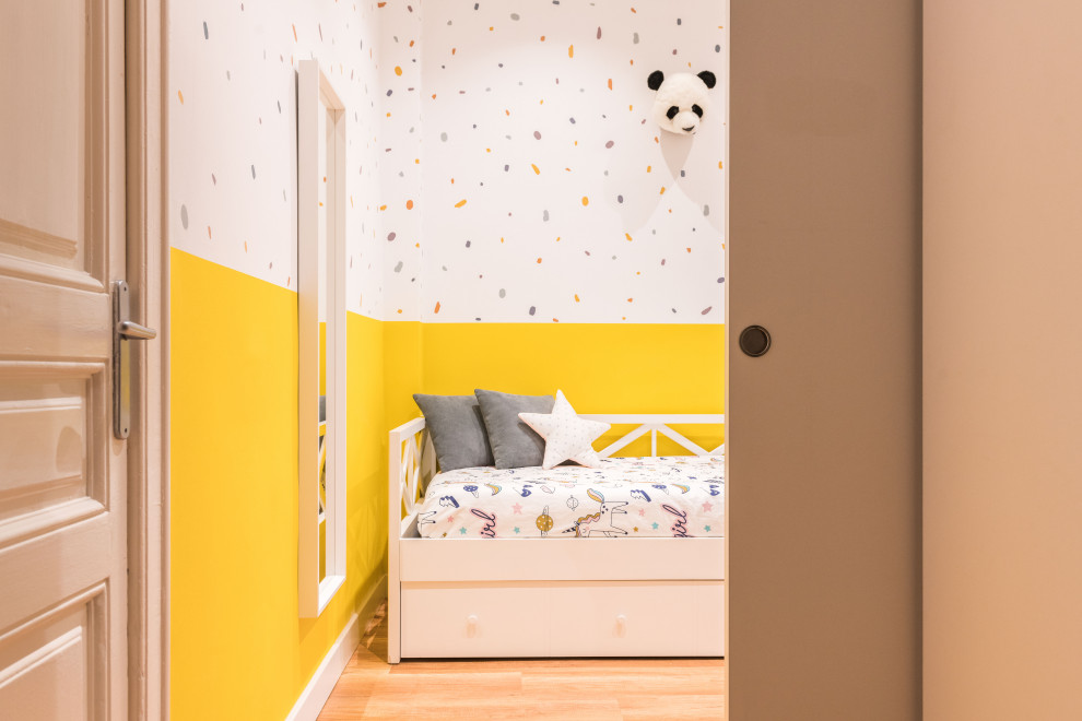 Cette image montre une chambre d'enfant de 4 à 10 ans de taille moyenne avec un mur multicolore, un sol en vinyl et un sol beige.