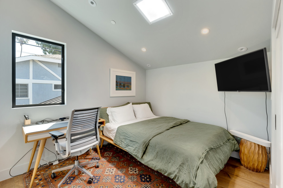 Ejemplo de dormitorio infantil abovedado minimalista de tamaño medio con paredes grises, suelo de madera en tonos medios y suelo marrón