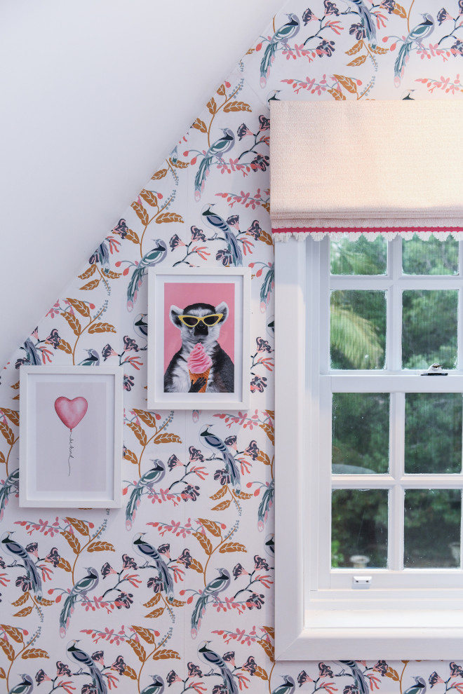 Cette image montre une chambre d'enfant de 4 à 10 ans traditionnelle de taille moyenne avec un mur rose, moquette, un sol beige, un plafond voûté et du papier peint.
