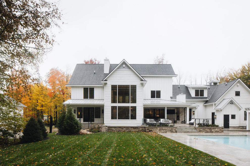 Exemple d'une grande façade de maison blanche nature en planches et couvre-joints à un étage avec un revêtement mixte, un toit à deux pans, un toit en shingle et un toit gris.