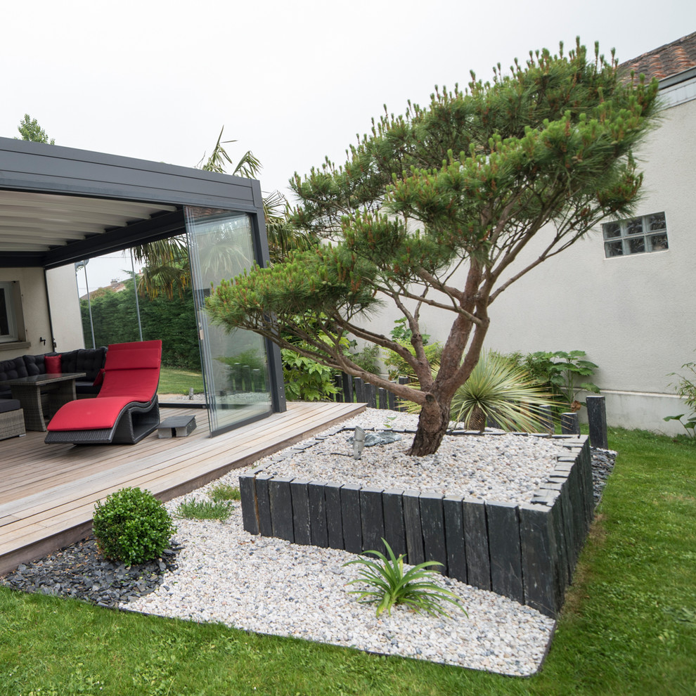 This is an example of a mid-sized contemporary patio in Angers.