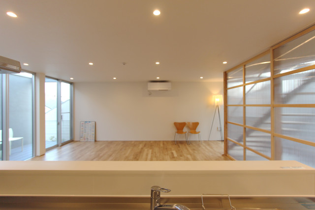 あざみ野の家 moderno-soggiorno