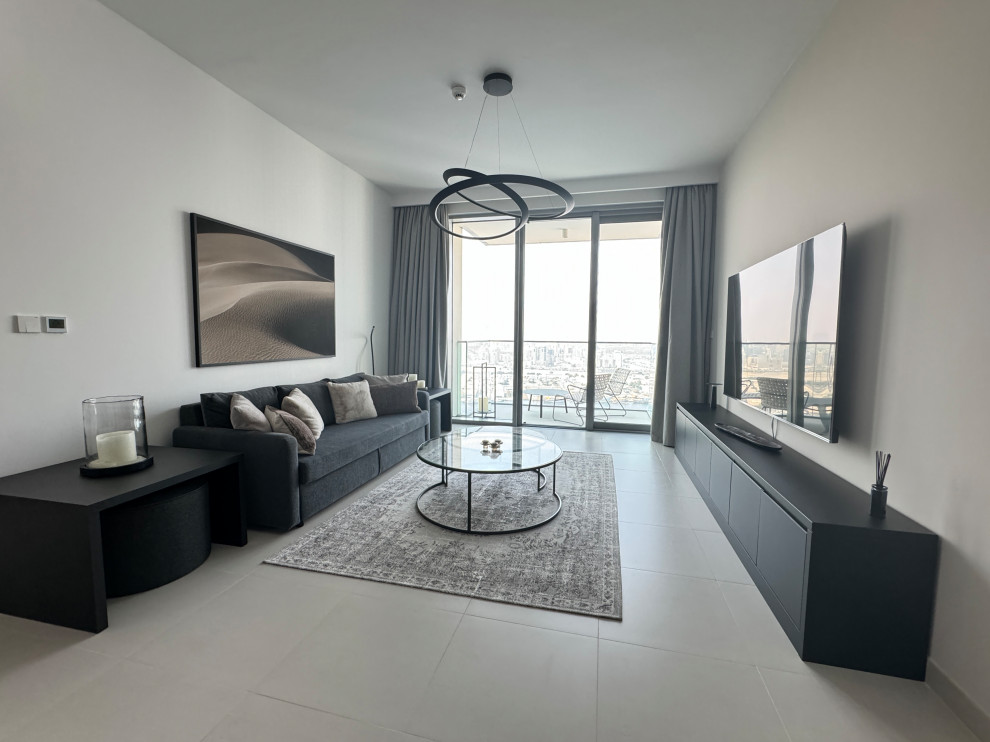 Kleines, Abgetrenntes Modernes Wohnzimmer mit Porzellan-Bodenfliesen, TV-Wand und beigem Boden in Sonstige