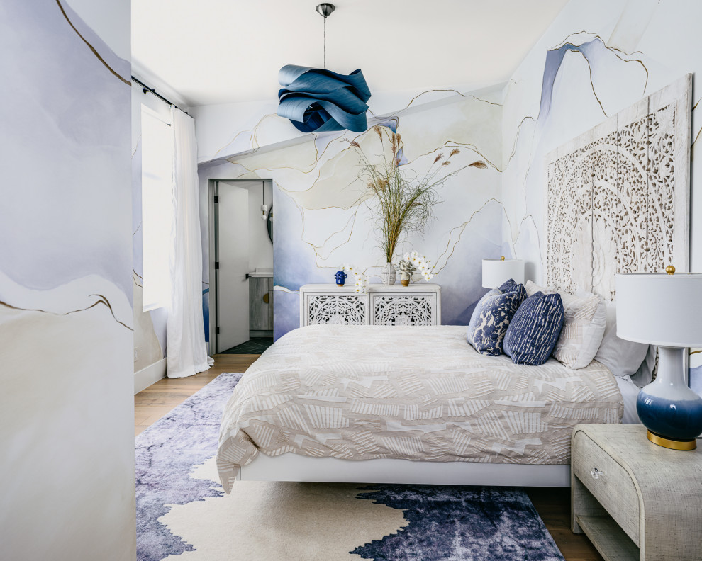 Imagen de habitación de invitados abovedada contemporánea de tamaño medio con suelo de madera clara, paredes multicolor, suelo beige y papel pintado