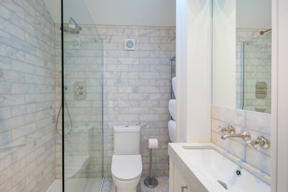 Foto på ett litet maritimt vit en-suite badrum, med skåp i shakerstil, vita skåp, en öppen dusch, vit kakel, marmorkakel, vita väggar, marmorgolv, bänkskiva i kvartsit, vitt golv och med dusch som är öppen