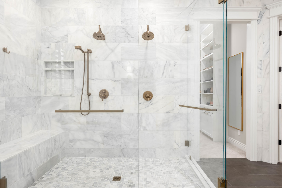 Inredning av ett stort flerfärgad flerfärgat en-suite badrum, med luckor med infälld panel, vita skåp, ett fristående badkar, en dusch i en alkov, vit kakel, marmorkakel, flerfärgade väggar, klinkergolv i porslin, ett undermonterad handfat, marmorbänkskiva, grått golv och dusch med gångjärnsdörr