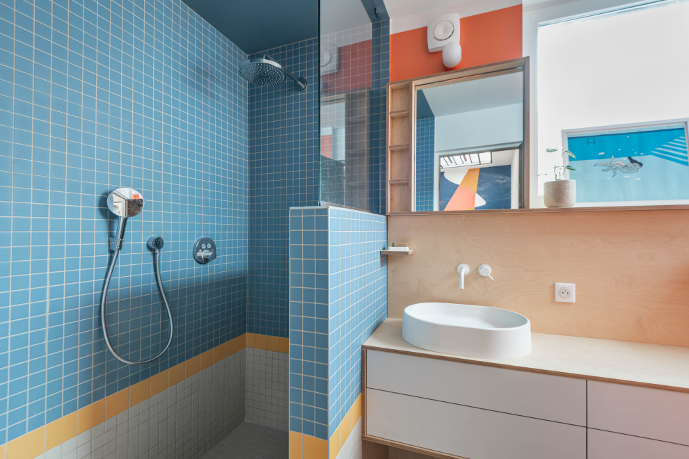 Modelo de cuarto de baño único y flotante contemporáneo con armarios con paneles lisos, puertas de armario blancas, ducha empotrada, baldosas y/o azulejos multicolor, lavabo sobreencimera y encimeras beige