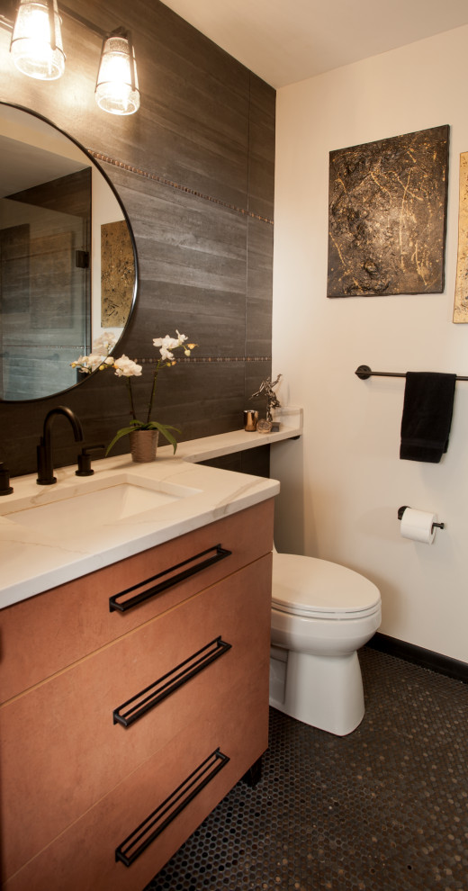 Idée de décoration pour une petite salle de bain minimaliste avec un placard à porte plane, des portes de placard oranges, WC à poser, un carrelage beige, des carreaux de porcelaine, un mur beige, un sol en carrelage de céramique, un lavabo encastré, un plan de toilette en quartz modifié, un sol noir, une cabine de douche à porte battante, un plan de toilette blanc, une niche, meuble simple vasque et meuble-lavabo encastré.