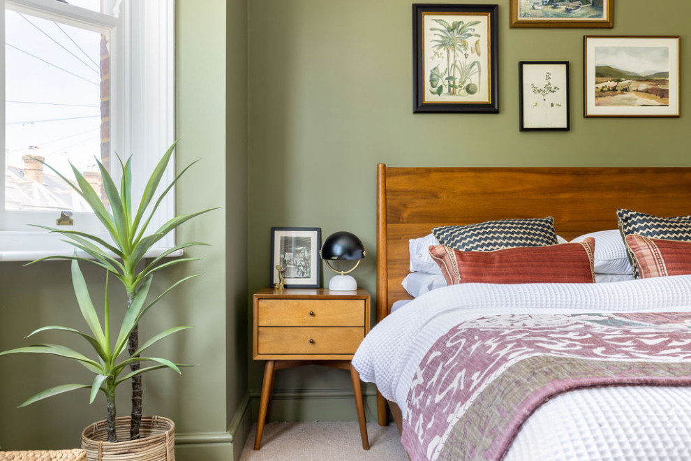 Großes Klassisches Hauptschlafzimmer mit grüner Wandfarbe, Teppichboden und beigem Boden in Hampshire