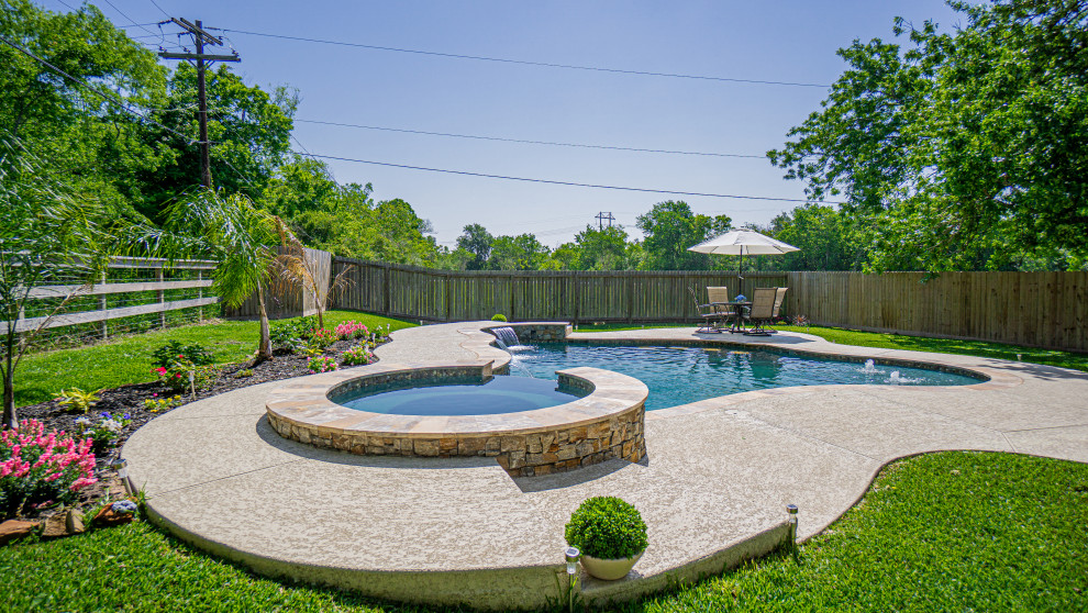 Mittelgroßer Landhaus Pool hinter dem Haus in individueller Form mit Pool-Gartenbau und Dielen in Houston