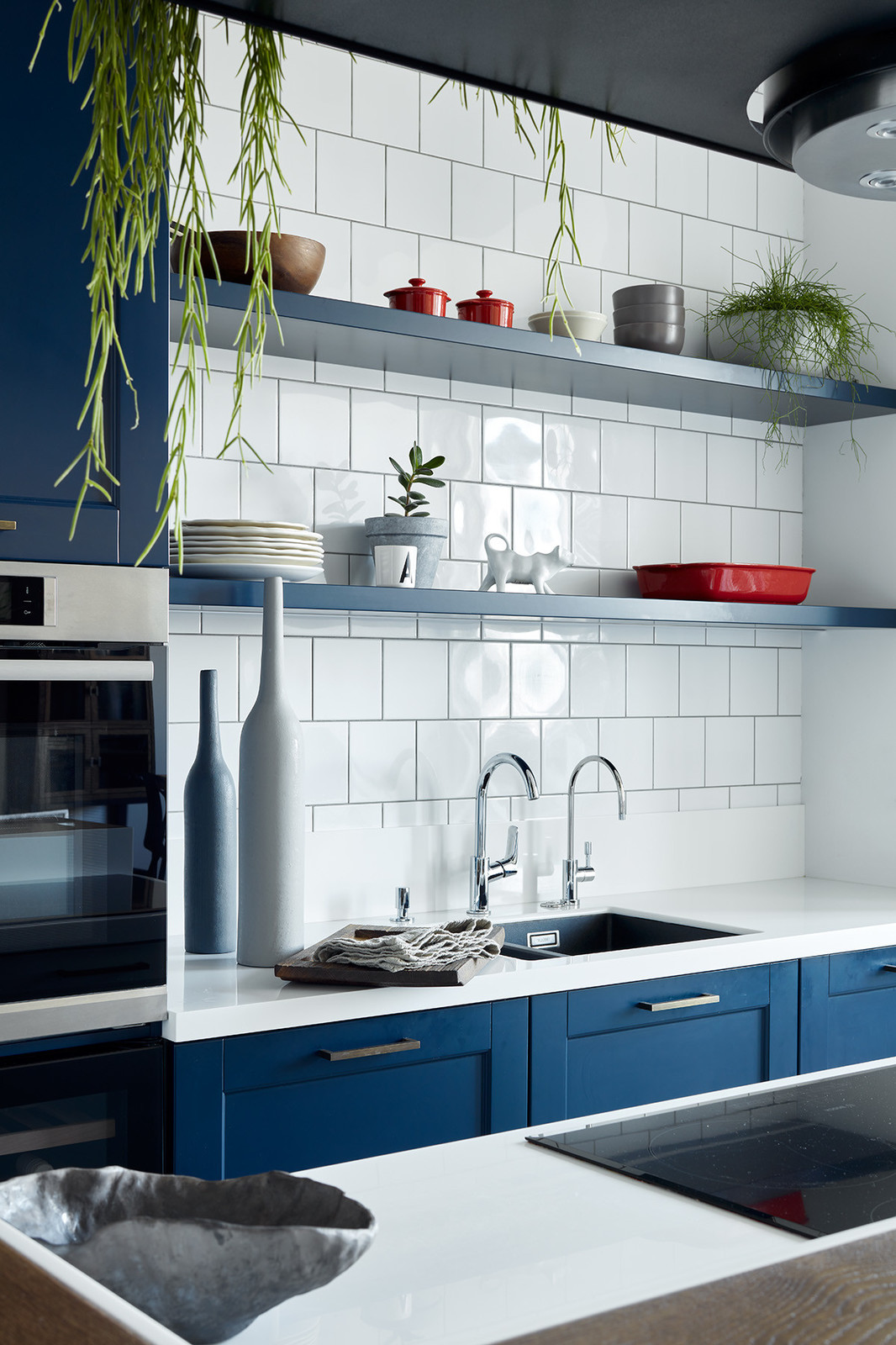 Современный интерьер с элементами индустриального стиля для семьи с двумя детьми