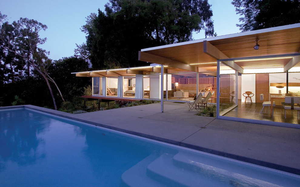 Inspiration for a modern one-storey glass exterior in Los Angeles.