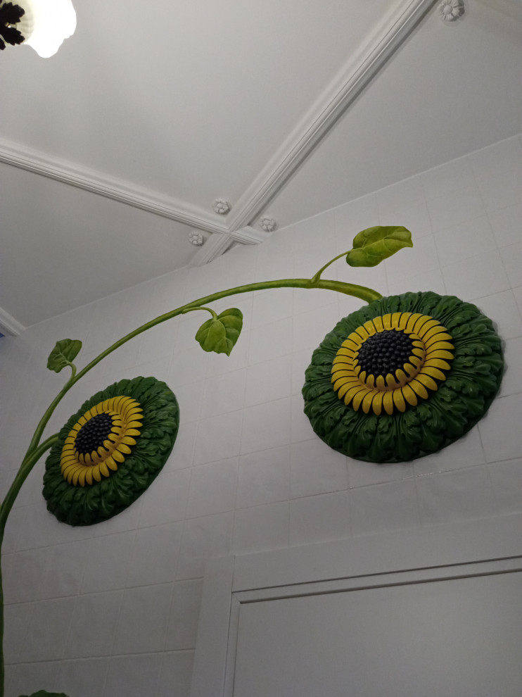 Рельефно-живописное панно в холле квартиры