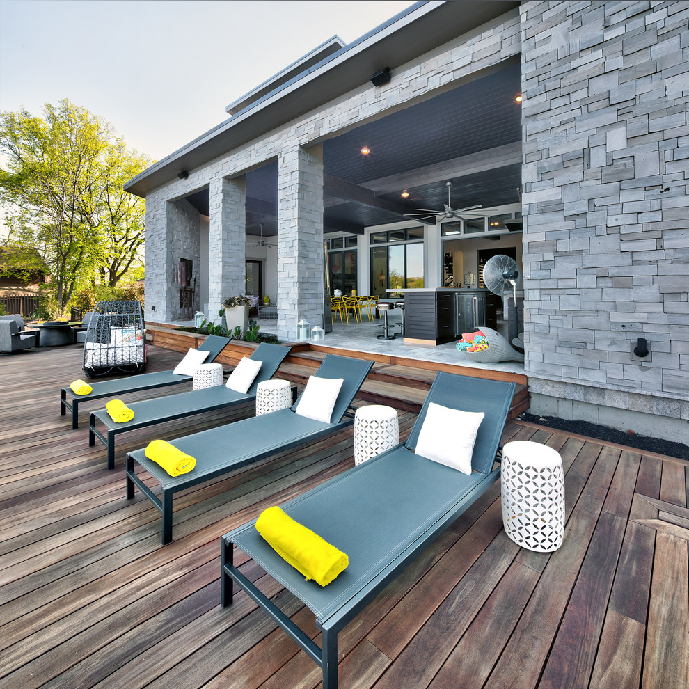 Photo of a contemporary deck in Kansas City.
