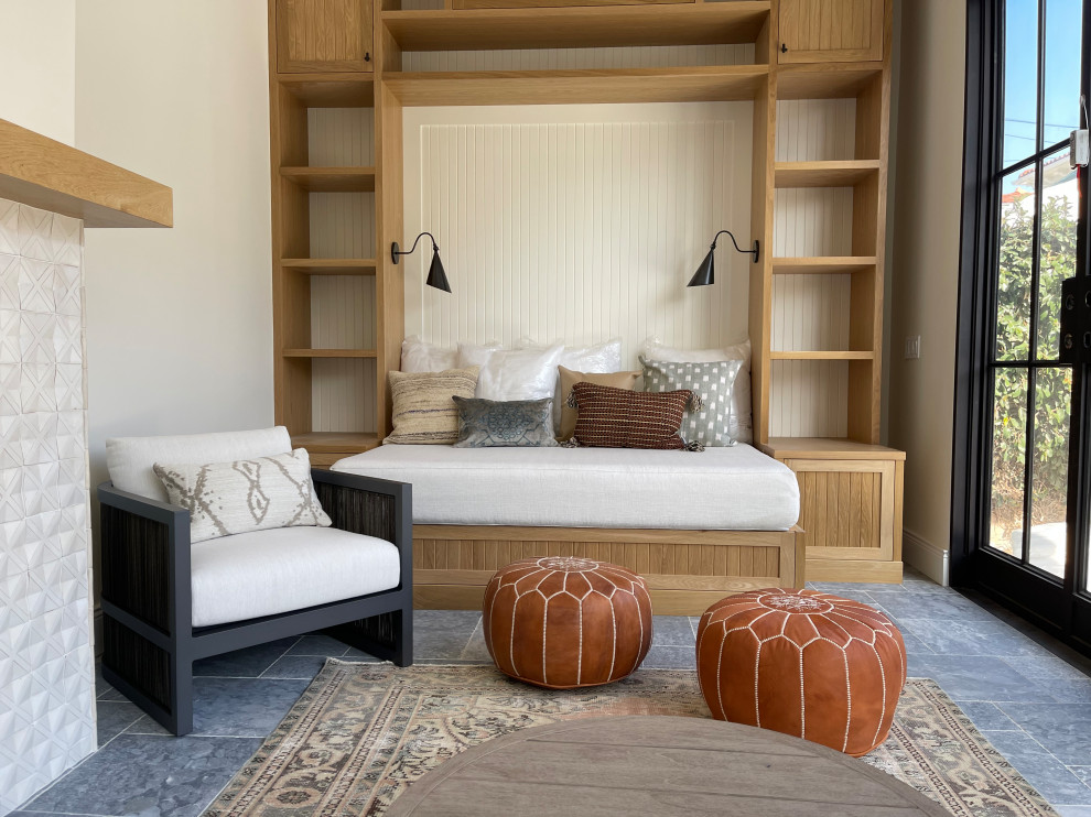 Idee per un piccolo soggiorno design aperto con pareti bianche, pavimento in ardesia, camino classico, cornice del camino piastrellata e pavimento grigio
