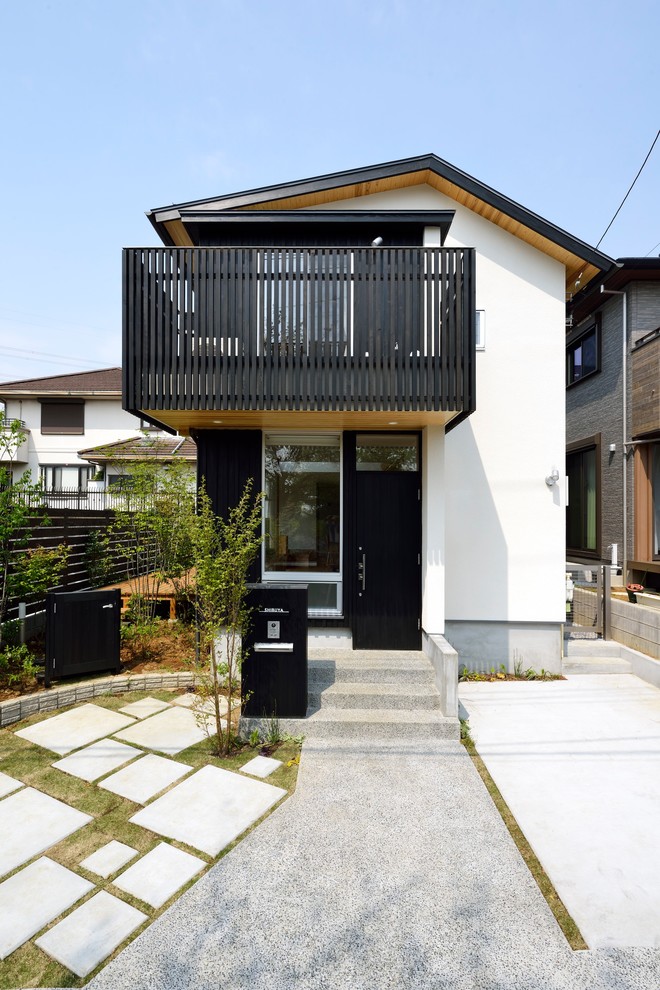 Inspiration for a mid-sized contemporary two-storey white house exterior in Yokohama with a gable roof, wood siding and a metal roof.