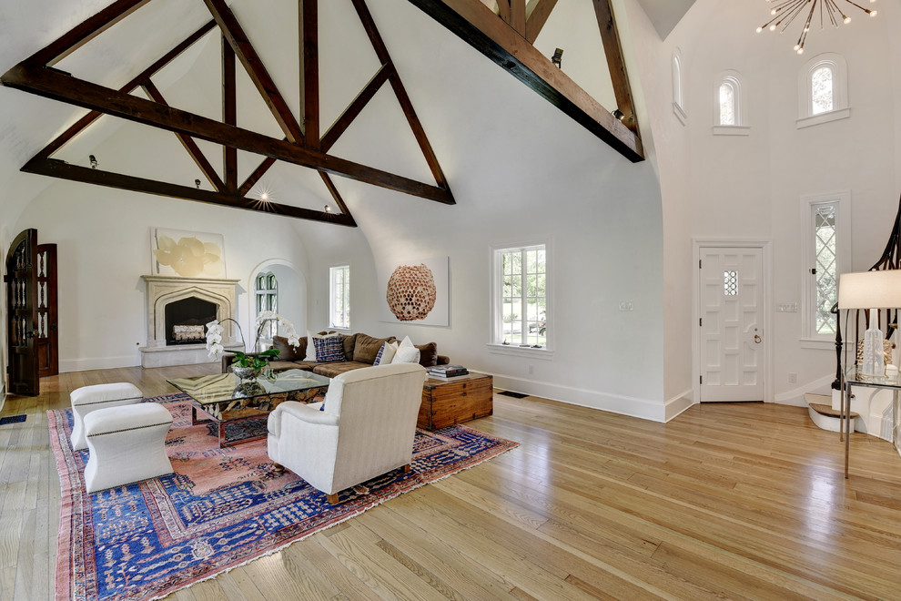 Transitional home design photo in Austin