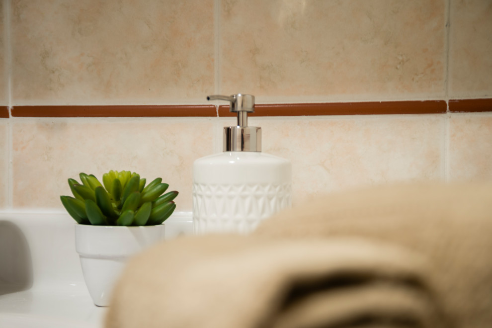 Idées déco pour une petite salle d'eau moderne avec un placard à porte vitrée, des portes de placard blanches, WC séparés, un carrelage rose, des carreaux de porcelaine, un mur blanc, un sol en carrelage de porcelaine, un lavabo posé, un plan de toilette en quartz modifié, un sol vert, une cabine de douche à porte coulissante, un plan de toilette blanc, meuble simple vasque et meuble-lavabo suspendu.