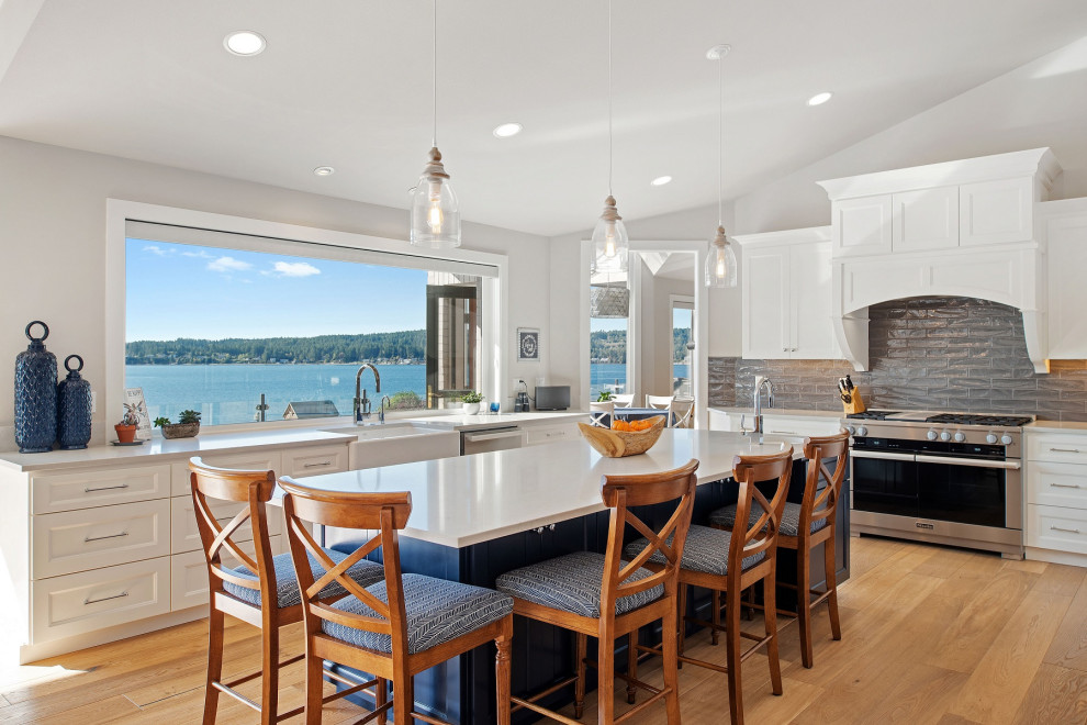Transitional kitchen photo in Seattle