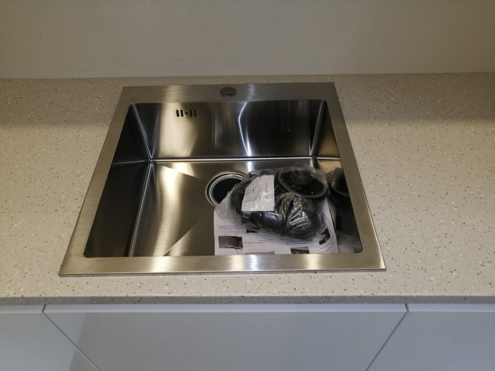 Процесс монтажа столешницы из акрилового камня Tristone