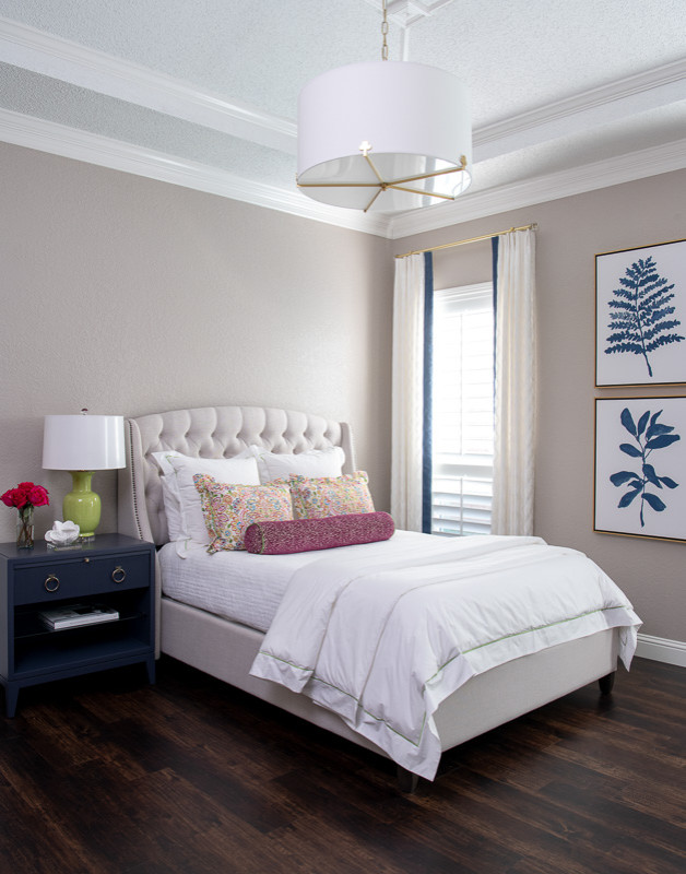 Foto di una camera da letto classica di medie dimensioni con pareti beige, parquet scuro, nessun camino e pavimento marrone