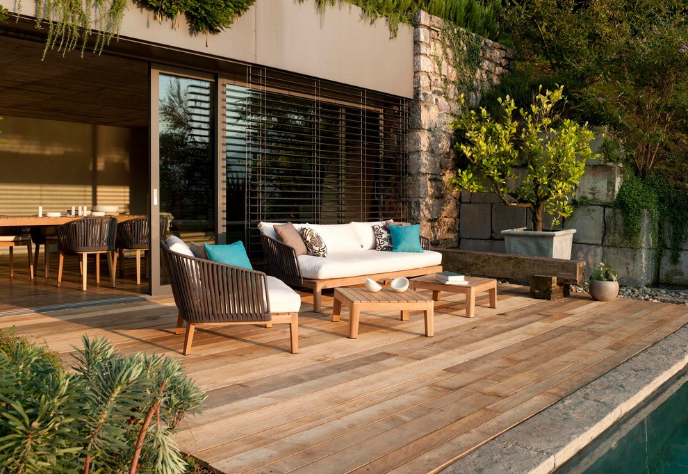 Photo of a contemporary deck in Melbourne.