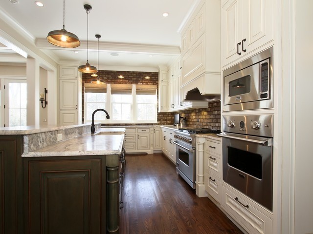 Transitional kitchen photo in Chicago