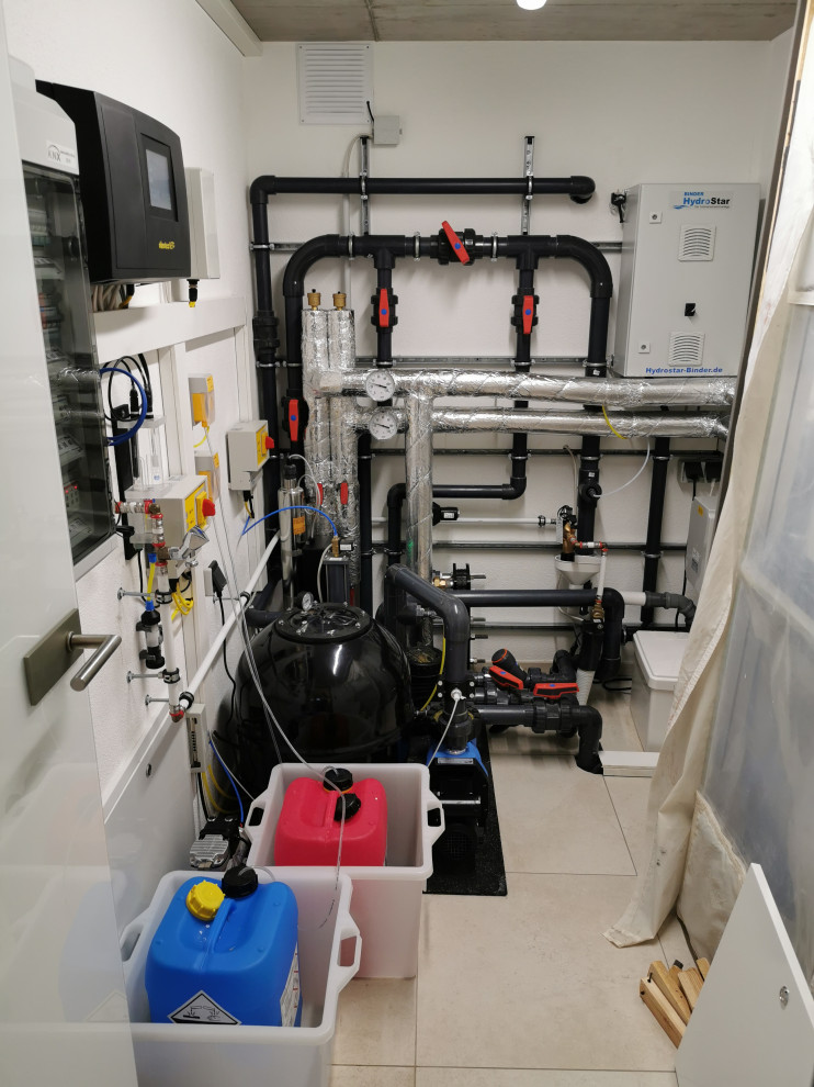 Mittelgroßer, Gefliester Moderner Indoor-Pool in rechteckiger Form in Frankfurt am Main