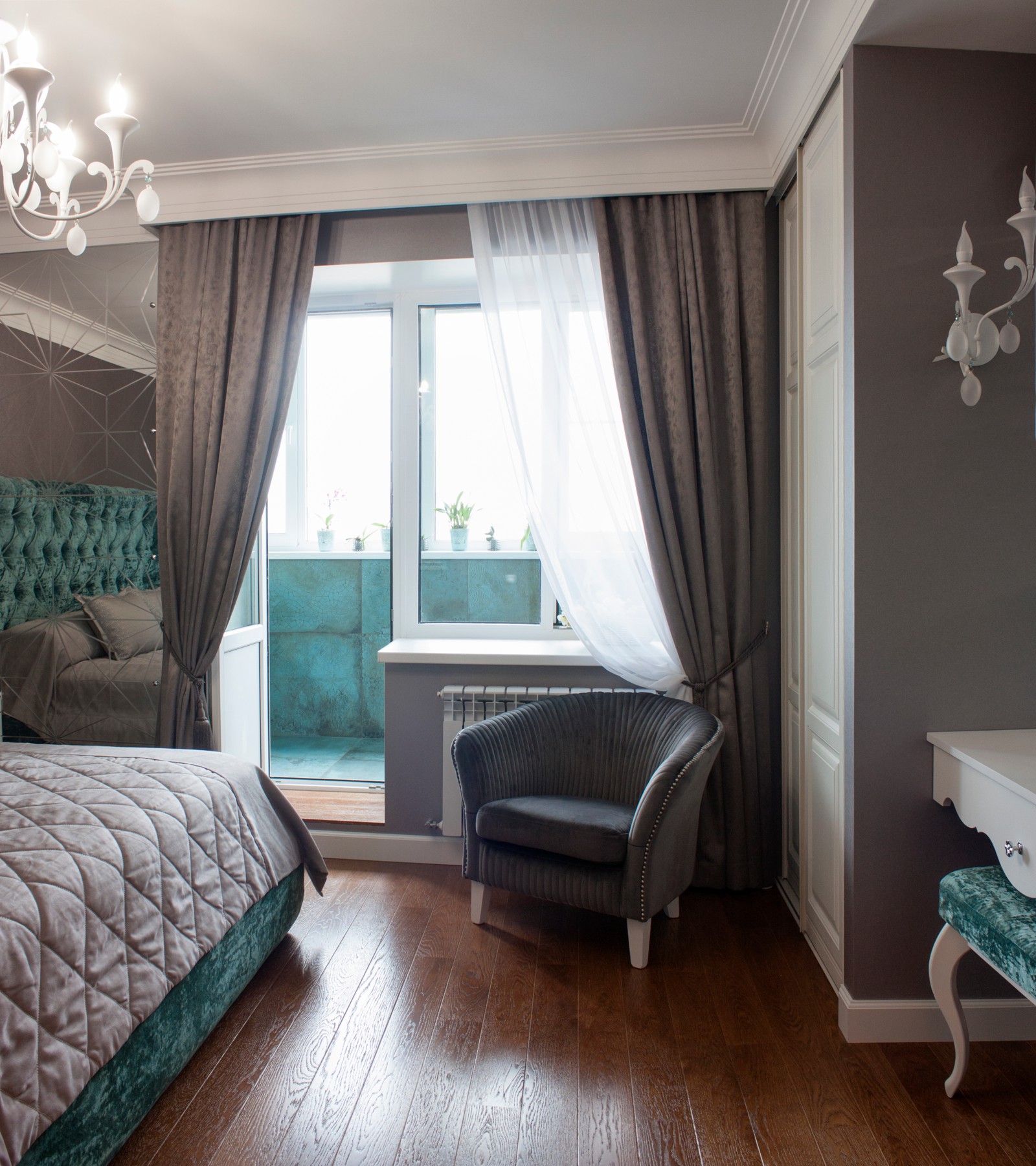 Яркая история.