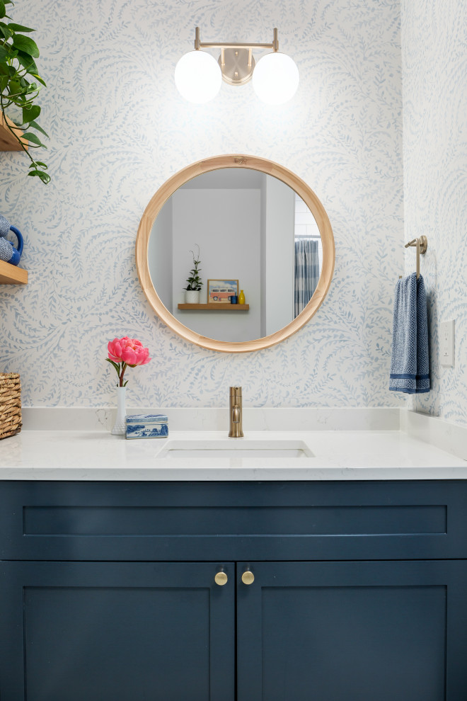 Пример оригинального дизайна: ванная комната в стиле неоклассика (современная классика) с фасадами в стиле шейкер, синими фасадами, душем в нише, унитазом-моноблоком, душевой кабиной, накладной раковиной, столешницей из кварцита, белым полом, шторкой для ванной, белой столешницей, тумбой под одну раковину, встроенной тумбой и обоями на стенах