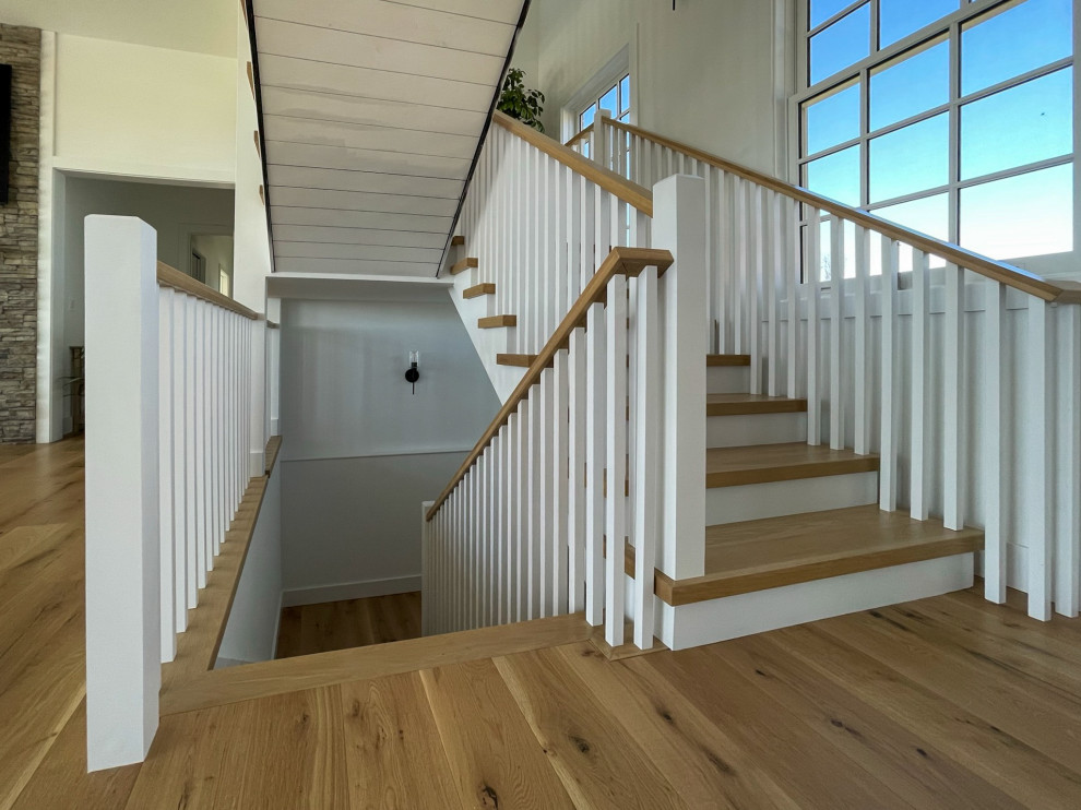 Свежая идея для дизайна: п-образная деревянная лестница среднего размера в стиле кантри с деревянными ступенями, деревянными перилами и стенами из вагонки - отличное фото интерьера