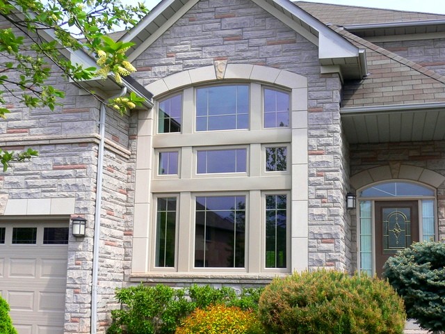 Transitional home design photo in Toronto
