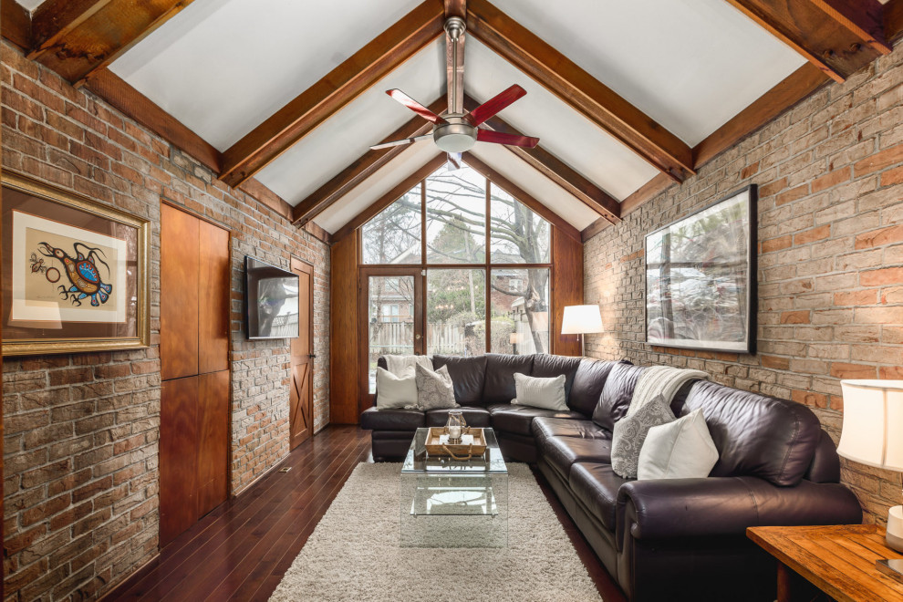 Example of a mountain style home design design in Toronto