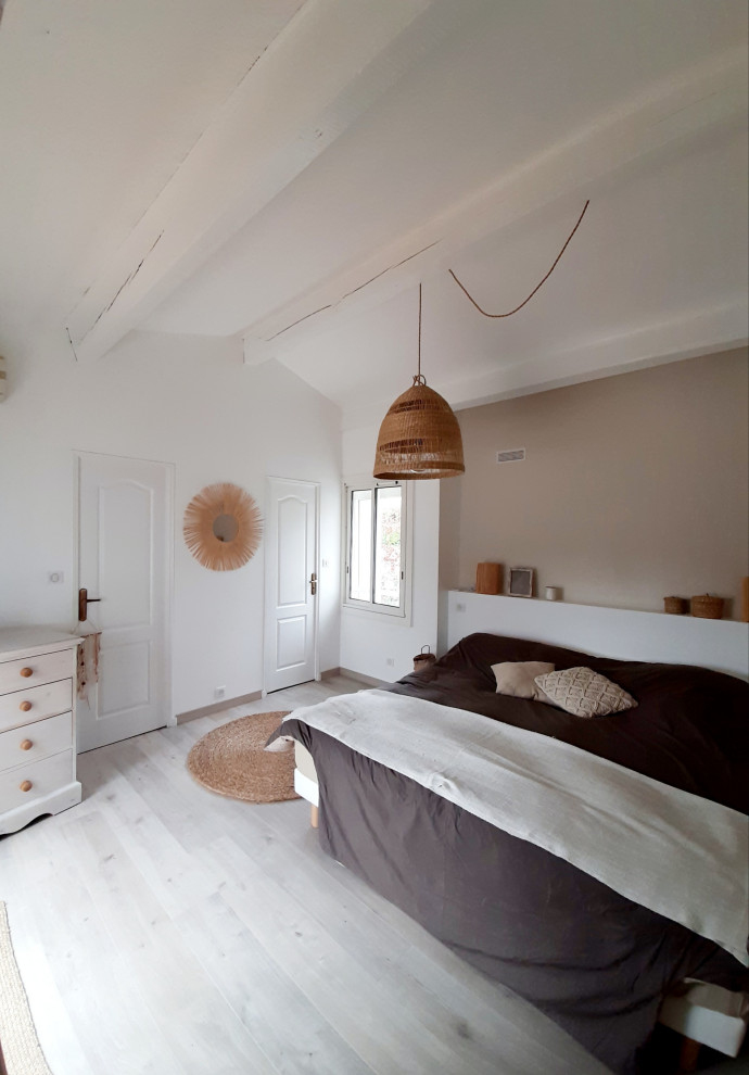 Стильный дизайн: хозяйская спальня в средиземноморском стиле с бежевыми стенами, светлым паркетным полом и балками на потолке - последний тренд