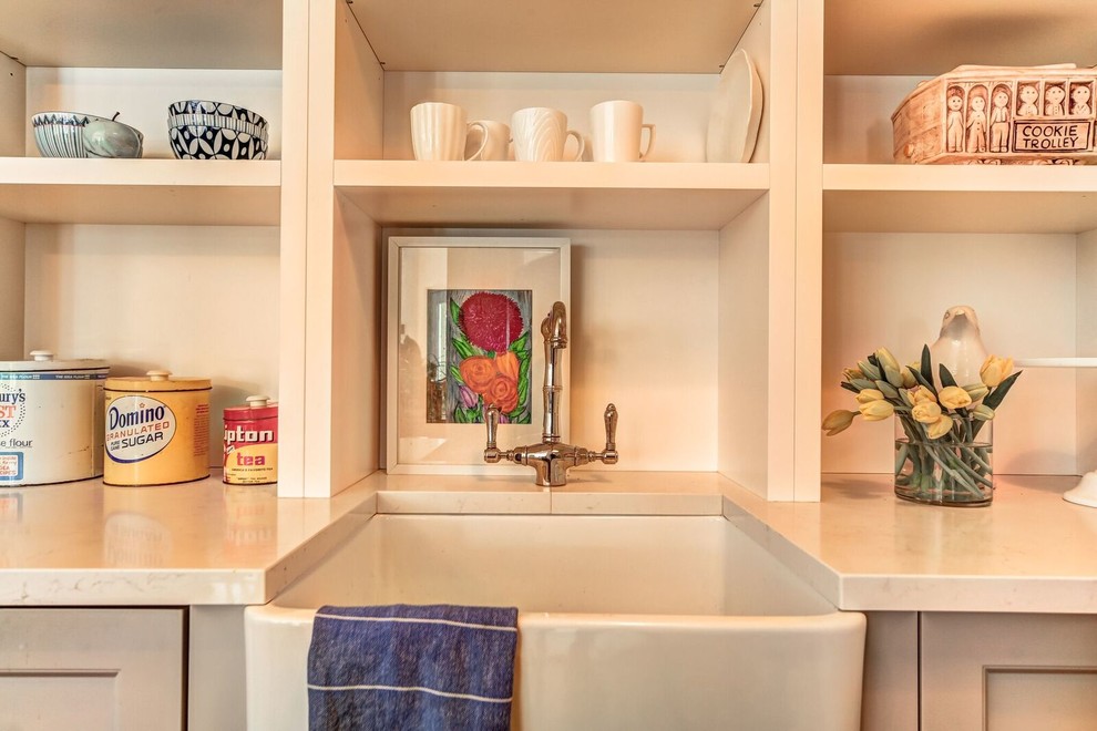 Transitional home design photo in Toronto